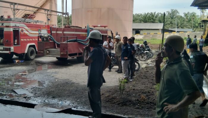 Mesin Pabrik Sawit Terbakar, BPBK Abdya Gercep Padamkan Api
