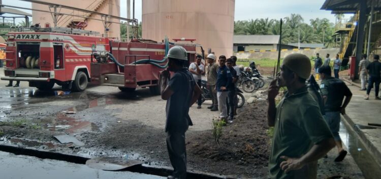 Mesin Pabrik Sawit Terbakar, BPBK Abdya Gercep Padamkan Api