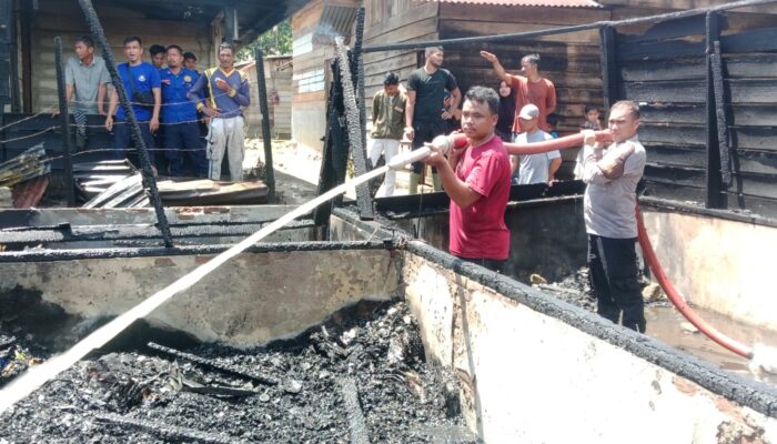 Kapolsek Lawe Alas Pimpin Pemadaman Kebakaran Rumah