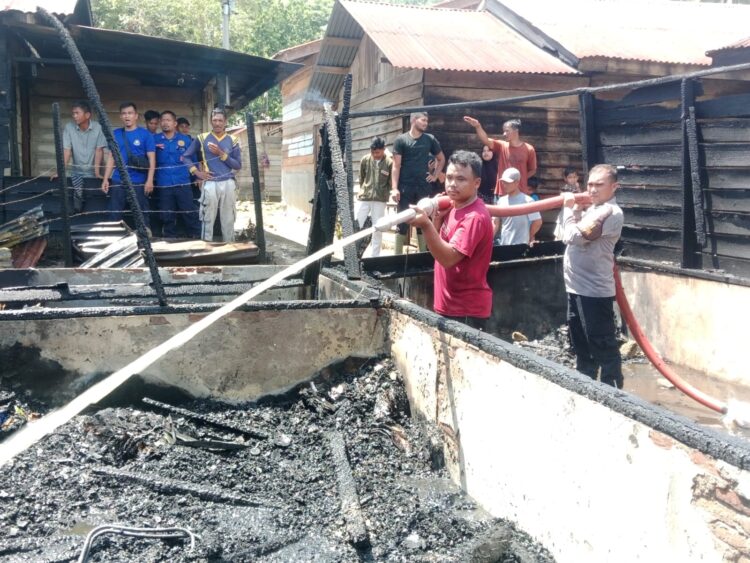 Kapolsek Lawe Alas Pimpin Pemadaman Kebakaran Rumah