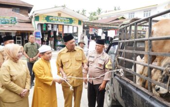 Syah Afandin Serahkan Bantuan untuk Haul Tuan Guru Besilam Ke-102