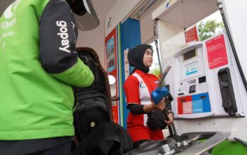 Salah seorang pengemudi ojek online saat mengisi BBM jenis Pertamax di salah satu SPBU di Medan.