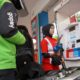 Salah seorang pengemudi ojek online saat mengisi BBM jenis Pertamax di salah satu SPBU di Medan.