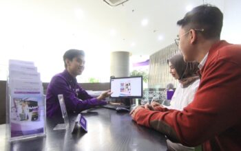 Program Rindu Haji dari Bank Muamalat : Customer service PT Bank Muamalat Indonesia Tbk memberikan penjelasan kepada nasabah tentang Program Rindu Haji (Rincian Dana untuk Haji) di Kantor Cabang Muamalat Tower, Jakarta, Senin (3/11/2025). Bank Muamalat mengajak nasabah memanfaatkan Program Rindu Haji yang memberi hadiah satu paket perjalanan umrah bersama pasangan atau keluarga. Program ini sudah berlangsung sejak Juli dan akan berakhir pada Desember 2025.