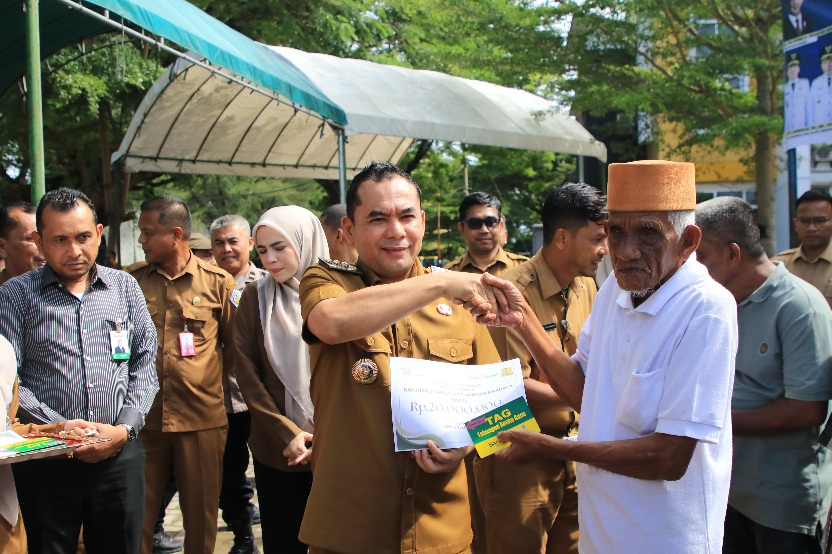 Pemko Lhokseumawe Serahkan Bantuan BSPS Tahun 2025 Untuk 300 Unit Rumah