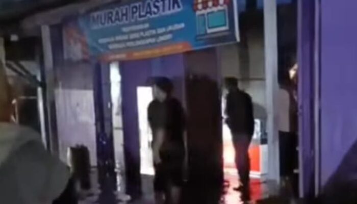 Tempat Usaha Air Isi Ulang Terbakar