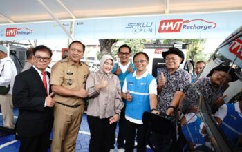 PT PLN (Persero) meresmikan 2 (dua) Stasiun Pengisian Kendaraan Listrik Umum (SPKLU) Center pertama di Jakarta, Senin (3/11). Langkah strategis ini merupakan wujud komitmen perusahaan dalam mendukung transisi energi lewat dekarbonisasi transportasi dalam negeri.