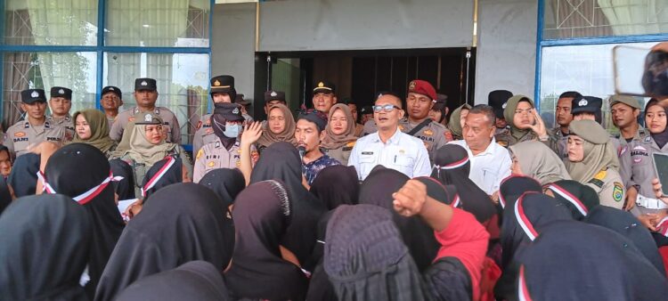 Warga Tabuyung Geruduk Kantor Bupati Madina, Tuntut Hak Plasma 20 Persen