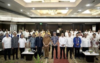 Ketua terpilih DPD HIPPI Sumut, Hafiz Akbar, bersama jajaran pengurus baru foto bersama usai acara serah terima jabatan dalam Musda VII HIPPI Sumatera Utara di Hotel Emerald Garden, Medan, Selasa (4/11/2025).