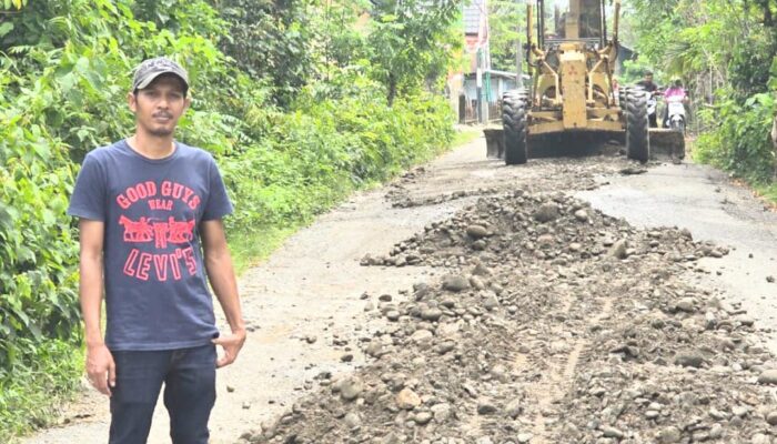 Pak Salam Perjuangkan Pengaspalan Jalan Di Kecamatan Tiro