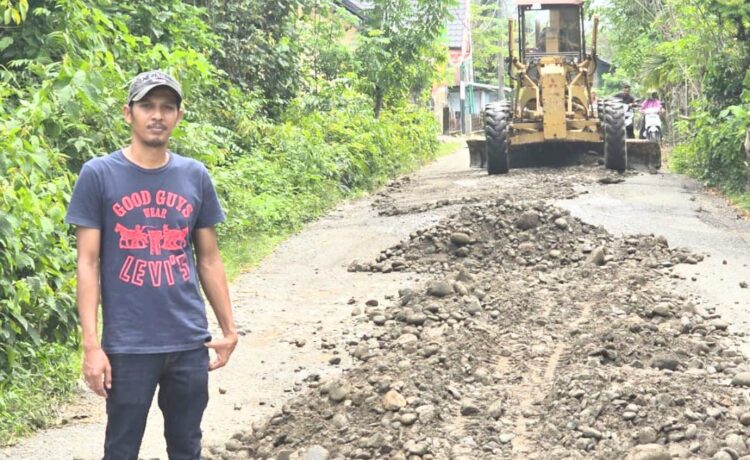 Pak Salam Perjuangkan Pengaspalan Jalan Di Kecamatan Tiro