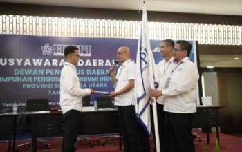 Ketua DPP HIPPI Erik Hidayat menyerahkan bendera pataka kepada Ketua terpilih DPD HIPPI Sumut, Hafiz, sebagai simbol amanah dan tanggung jawab kepemimpinan baru masa bakti 2025–2030.