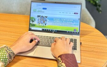 Karyawan sedang mengakses website kprhijrah.id di Jakarta, Kamis, (6/11/2025). PT Bank Muamalat Indonesia Tbk bekerjasama dengan PT Solusi Rumah Hijrah Indonesia telah menghadirkan layanan digital untuk mengajukan KPR iB Hijrah melalui website kprhijrah.id. Dengan layanan digital ini, prosesnya menjadi lebih mudah, cepat, aman dan sesuai prinsip syariah.