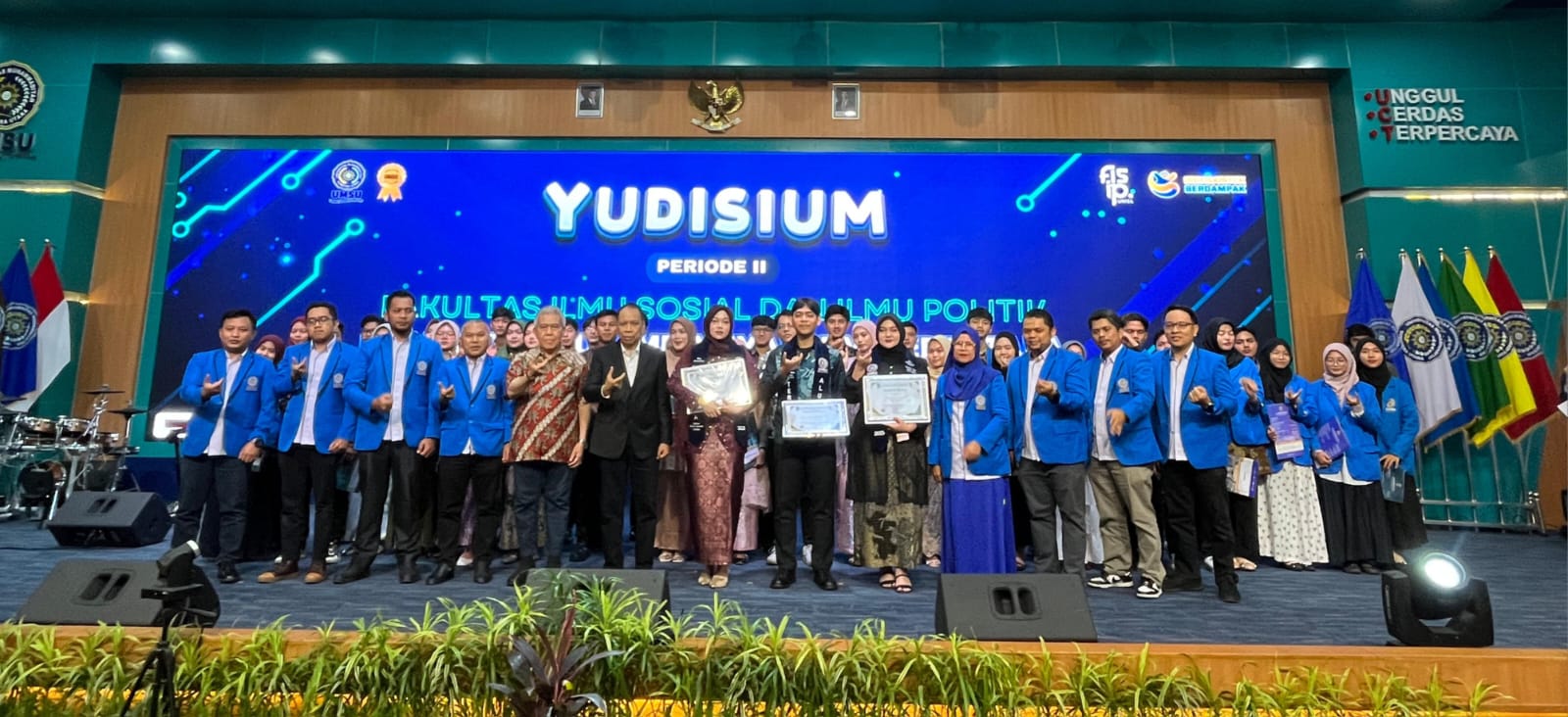 Yudisium FISIP UMSU Dirangkai Pemberian PenghargaanKepada Puluhan Mahasiswa Berprestasi