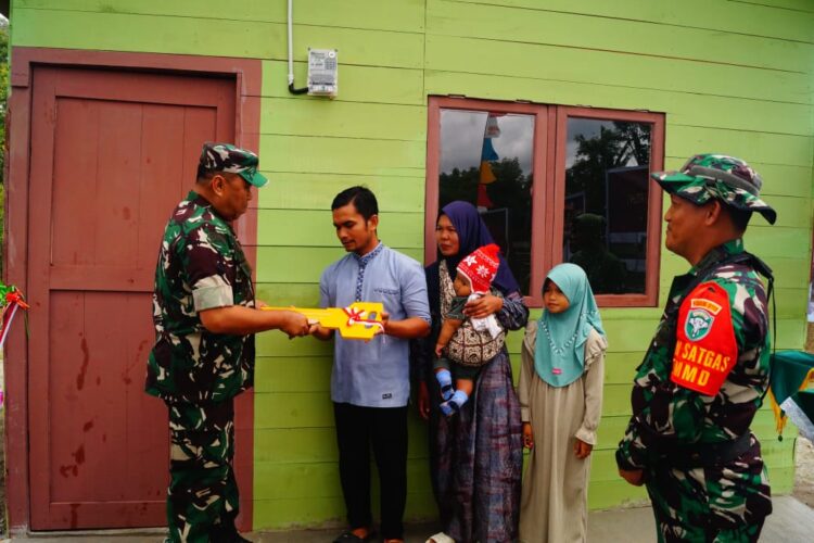 Rumah Layak Huni Diserahkan Kasdam IM Kepada Warga Bener Meriah Melalui Program TMMD