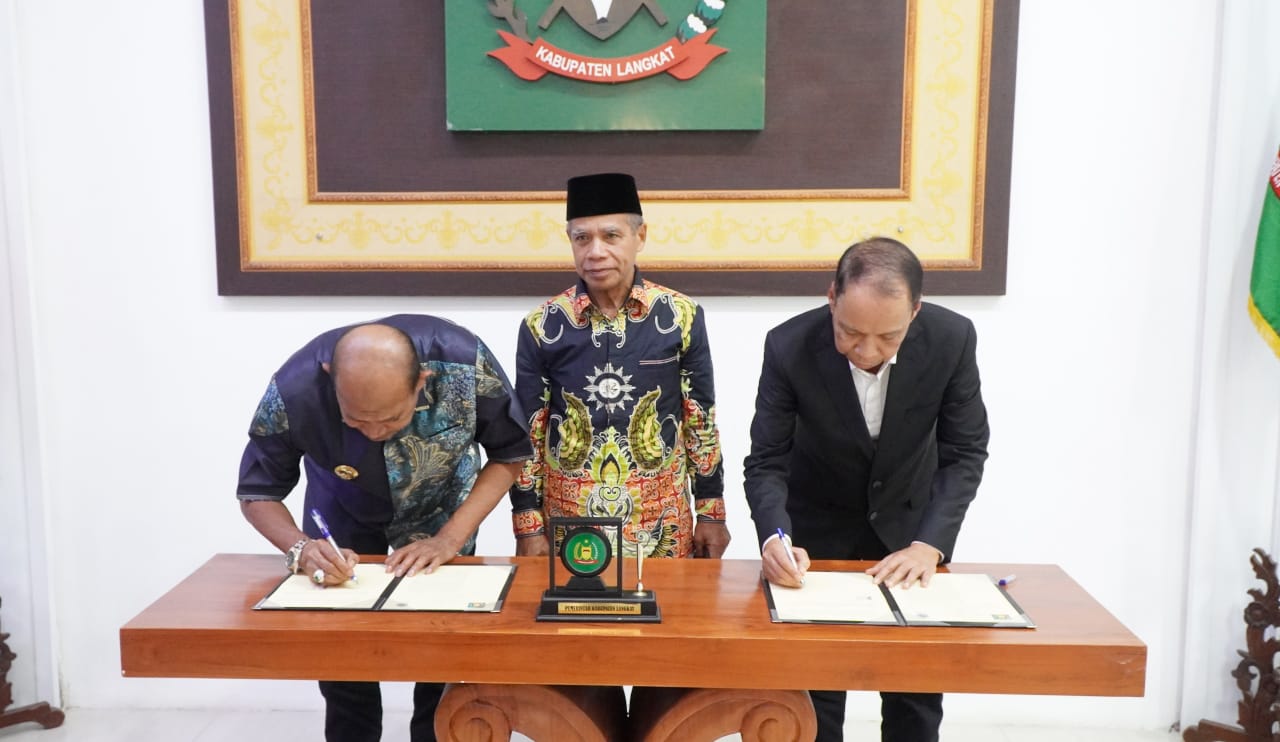 UMSU Dan Bupati Langkat Tanda Tangani MoU