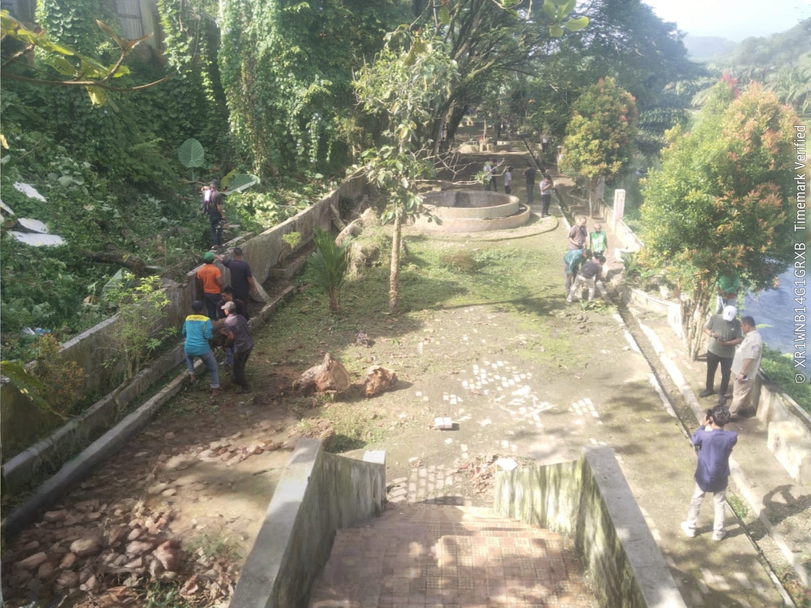DLH Binjai Gelar Gotong Royong Di Taman Pujasera Bawah