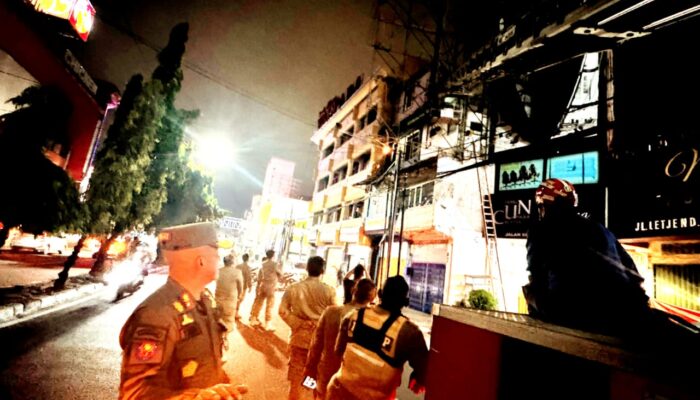 Satpol PP Medan Bongkar Billboard Jalan Suprapto