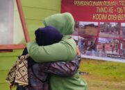 Ibu Tina Haru Saat Terima Tali Asih Persit Iskandar Muda Di Bener Meriah