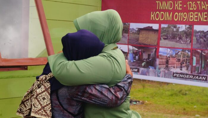 Ibu Tina Haru Saat Terima Tali Asih Persit Iskandar Muda Di Bener Meriah