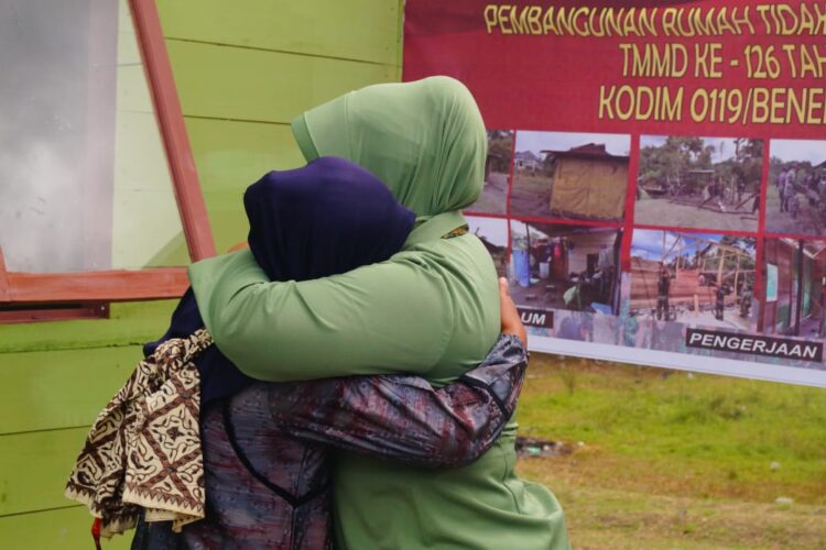 Ibu Tina Haru Saat Terima Tali Asih Persit Iskandar Muda Di Bener Meriah