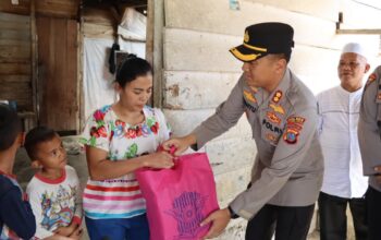 Kapolres Bantu Warga Kurang Mampu Di Desa Aek Horsik Tapteng