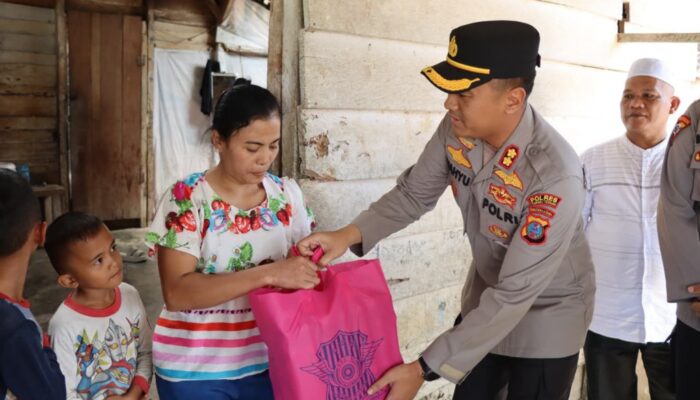 Kapolres Bantu Warga Kurang Mampu Di Desa Aek Horsik Tapteng