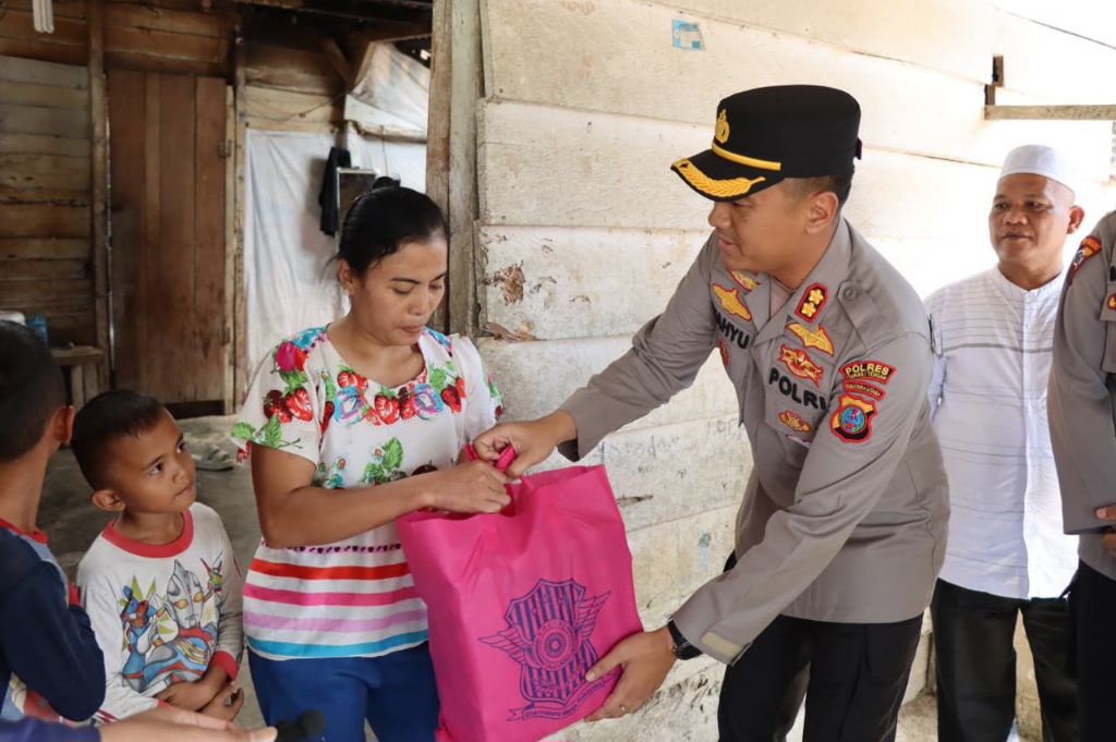 Kapolres Bantu Warga Kurang Mampu Di Desa Aek Horsik Tapteng