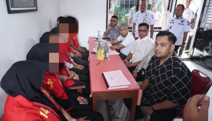 Satpol PP Dan WH Aceh Besar Serahkan Muda-Mudi Pesta Miras Serta Seks Ke Kejari