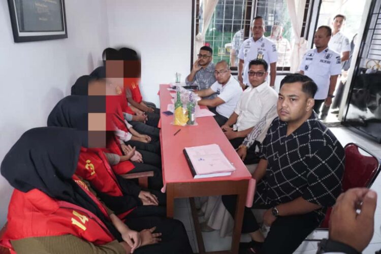 Satpol PP Dan WH Aceh Besar Serahkan Muda-Mudi Pesta Miras Serta Seks Ke Kejari