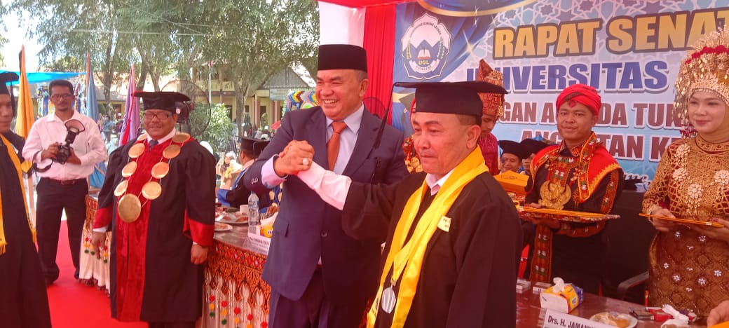 388 Mahasiswa UGL Agara Diwisuda, Bupati Salim Fakhry Ucapkan Selamat