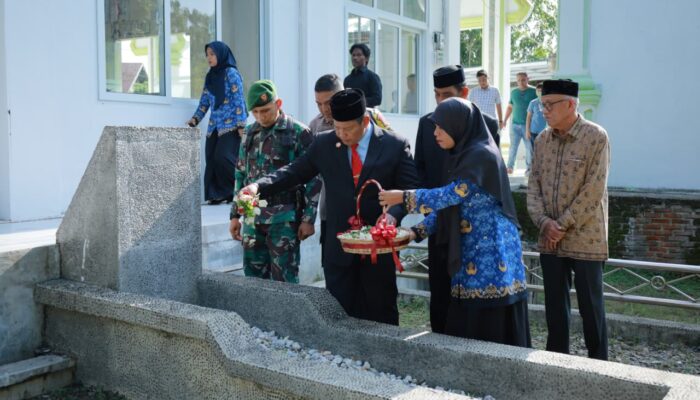Peringati Hari Pahlawan, Sekda Aceh Besar Ziarah Makam Panglima Teuku Nyak Makam