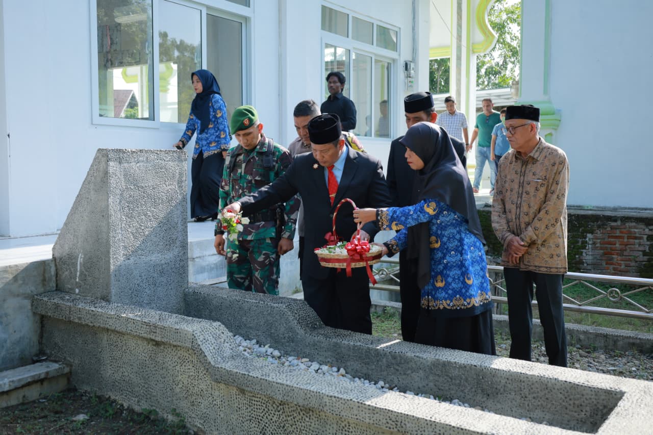 Peringati Hari Pahlawan, Sekda Aceh Besar Ziarah Makam Panglima Teuku Nyak Makam