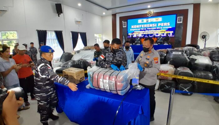 Lanal TBA Tangkap Dua Kapal Bawa Ballpress Ilegal Asal Malaysia