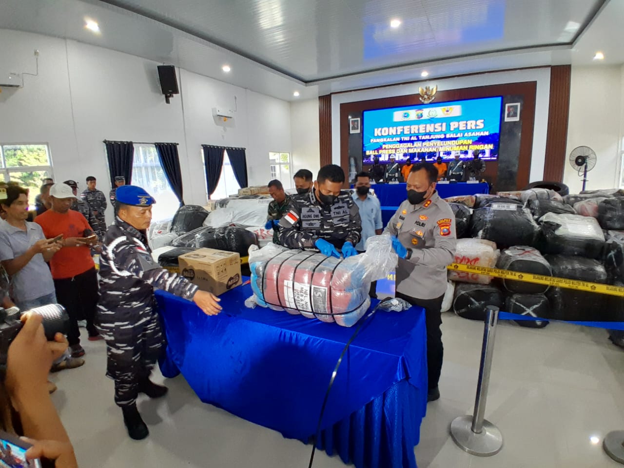 Lanal TBA Tangkap Dua Kapal Bawa Ballpress Ilegal Asal Malaysia