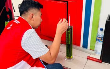 Tim teknis Service Quality Pertamina Patra Niaga saat melakukan pengecekan langsung ke SPBU sekitar Kampung Lalang yang disebut dalam unggahan tersebut.