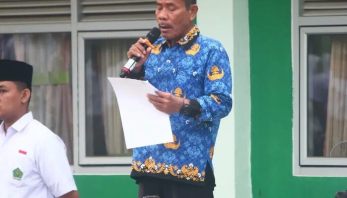 MAN 1 Mandailing Natal Gelar Upacara Dan Ziarah Peringati Hari Pahlawan