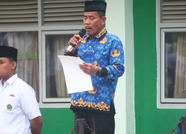 MAN 1 Mandailing Natal Gelar Upacara Dan Ziarah Peringati Hari Pahlawan