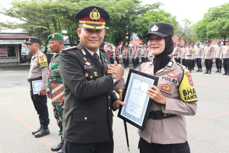 Kapolres Agara Beri Penghargaan Kepada Personel Bhabinkamtibmas, Babinsa Dan Kades Berprestasi