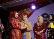 Ketua Dekranasda Aceh Besar Terima Penghargaan