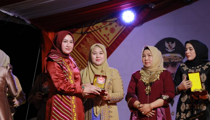 Ketua Dekranasda Aceh Besar Terima Penghargaan
