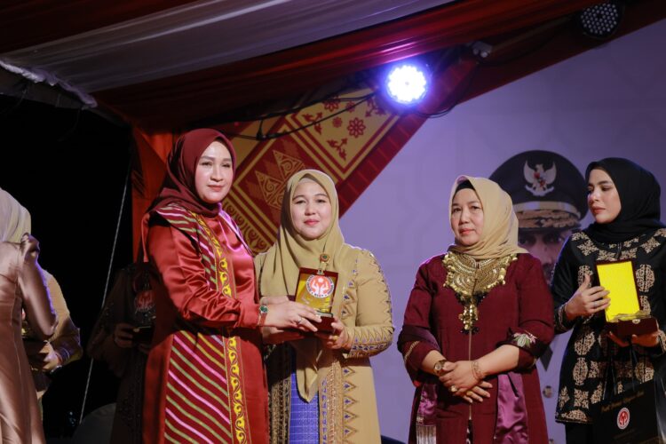 Ketua Dekranasda Aceh Besar Terima Penghargaan