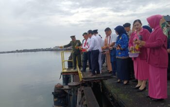 Upacara Hari Pahlawan, Sr Supervisor PT KPI RU II Tabur Bunga Di Dermaga 