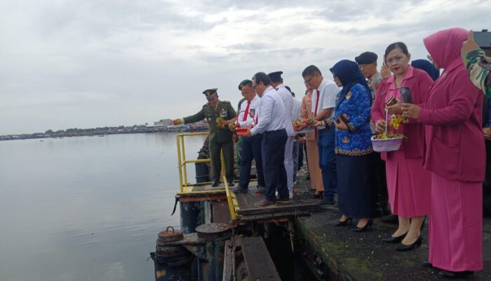 Upacara Hari Pahlawan, Sr Supervisor PT KPI RU II Tabur Bunga Di Dermaga 