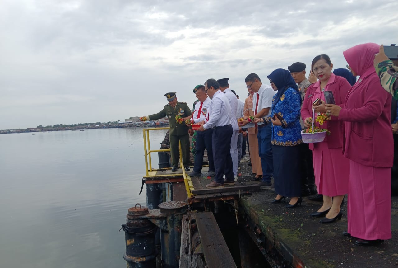 Upacara Hari Pahlawan, Sr Supervisor PT KPI RU II Tabur Bunga Di Dermaga