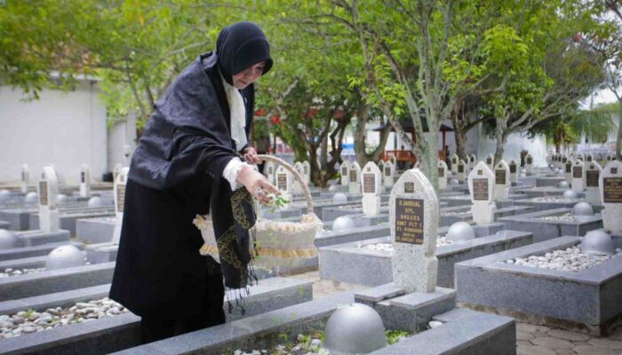 Peringati Hari Pahlawan, Wali Kota Illiza Tabur Bunga Di TMP Ateuk Pahlawan