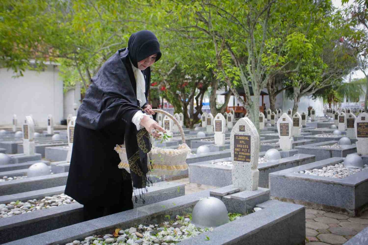 Peringati Hari Pahlawan, Wali Kota Illiza Tabur Bunga Di TMP Ateuk Pahlawan