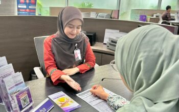 Customer service PT Bank Muamalat Indonesia Tbk memandu nasabah saat pengajuan pembiayaan produk Solusi Emas Hijrah di Kantor Cabang Muamalat Tower, Jakarta, Selasa (11/11/2025). Bank Muamalat kembali menambah mitra strategis pemasok emas batangan untuk merespon tingginya antusiasme nasabah terhadap produk Solusi Emas Hijrah. Kali ini, Bank Muamalat menggandeng PT Hartadinata Abadi Tbk (HRTA) yang akan menyediakan emas batangan bermerek EMASKU kepada nasabah.