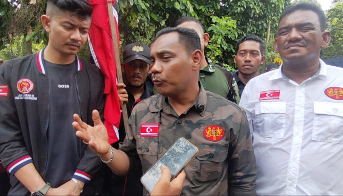 GAM Daerah III Tgk Syiek Di Paya Bakong Pugar Ratusan Kuburan Syuhada Konflik Aceh