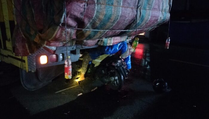 Pengemudi Sepeda Motor Tewas Usai Tabrak Truk Parkir 